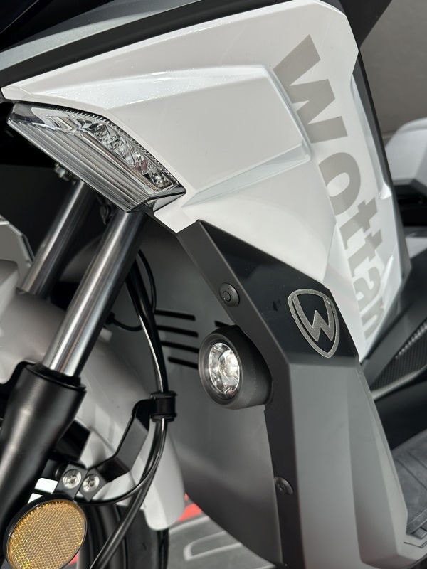 Wottan Sixteen 125: lo scooter spagnolo con ruota da 16" che sfida il traffico urbano